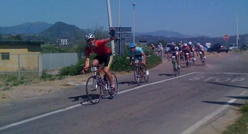 Pieter Willem leads Peter and the field in this Cardedu road cycling race